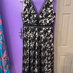 Romeo & Juliet Couture Black and Cream Sleeveless V-Neck Maxi Dress